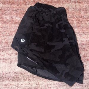 Lululemon Hotty Hot Low-Rise Lined Short 2.5” (camo)